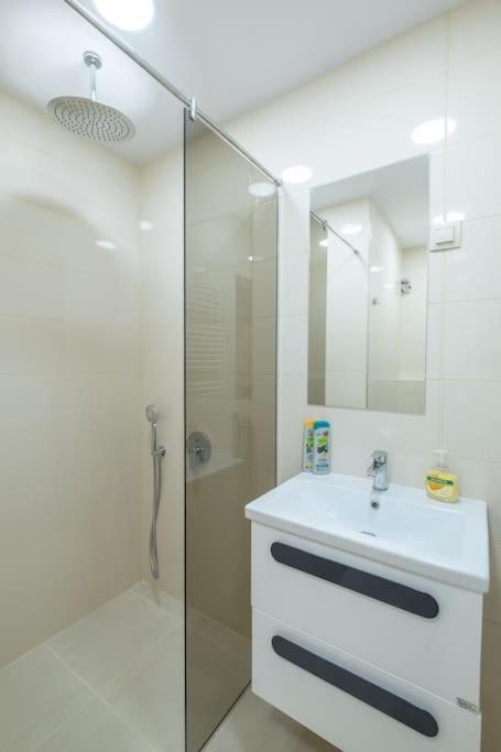 Top Location, Brand New 3 Bdrm Apt & Free Parking 索菲亞 外观 照片