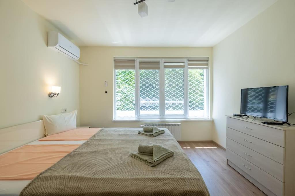 Top Location, Brand New 3 Bdrm Apt & Free Parking 索菲亞 外观 照片